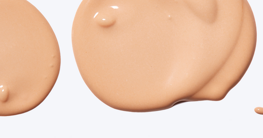 Wie man Sonnencreme tatsächlich über dem Make-up aufträgt